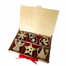 Drewniane pudełko z ozdobami świątecznymi prezent
