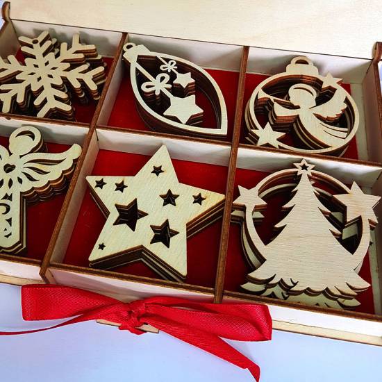 Drewniane pudełko z ozdobami świątecznymi prezent